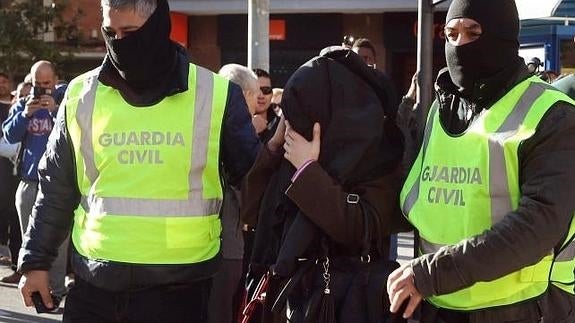 Efectivos de la Policía trasladan a la detenida en Barcelona. 