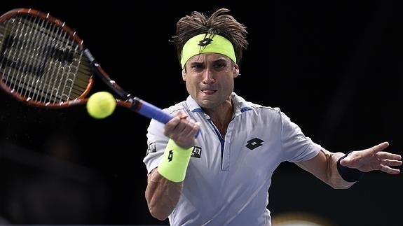 David Ferrer golpea la pelota. 