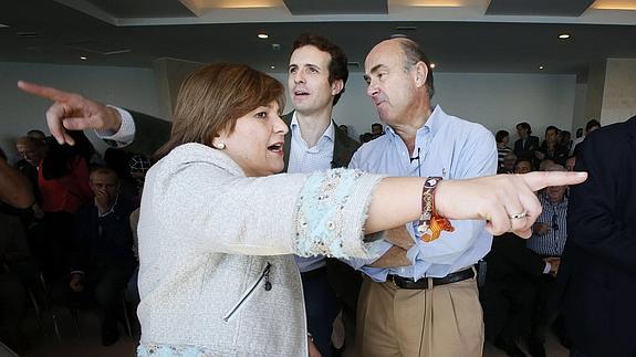 De Guindos y el vicesecretario de Comunicación del PP, Pablo Casado, junto a la secretaria general del PPCV, Isabel Bonig. 