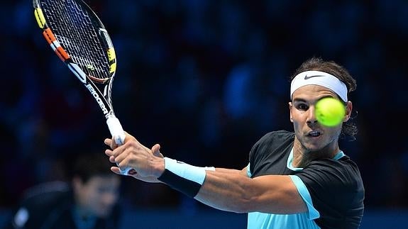 Nadal se prepara para golpear la pelota. 