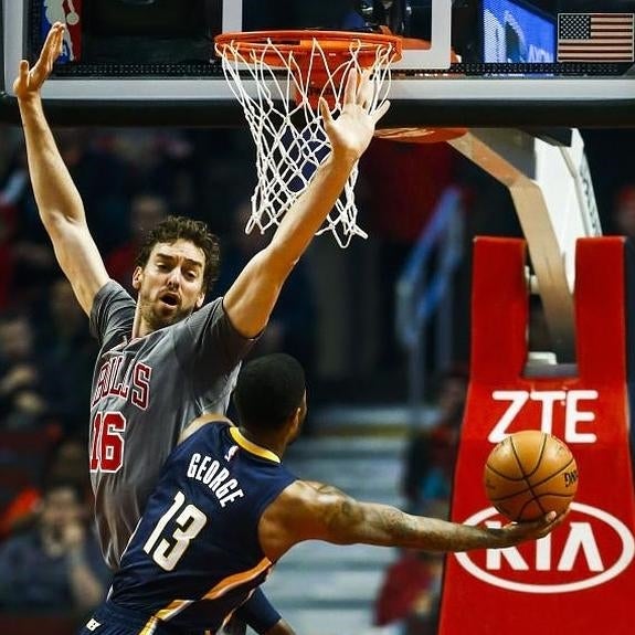 El jugador de los Pacers Paul George y Pau Gasol durante el partido. 