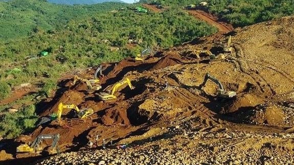 Varias grúas trabajan en el lugar de la avalancha. 