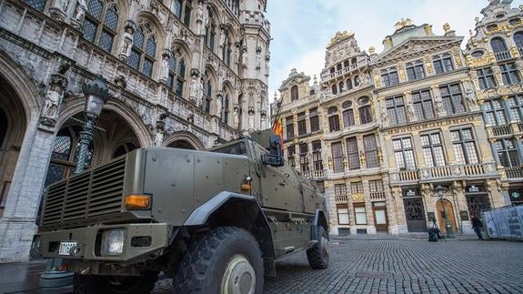 Un camión militar estacionado en la Grand Place de Bruselas.