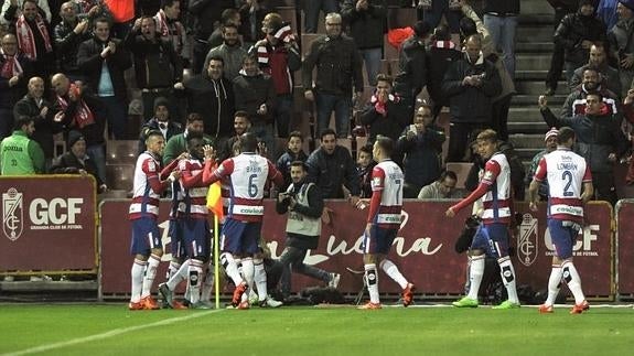 Los jugadores del Granada celebran uno de los goles. 