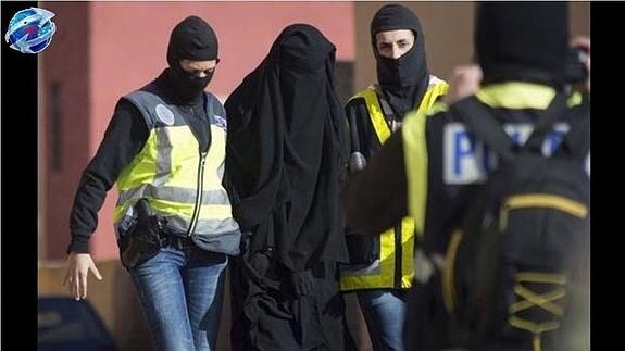 La Policía detiene a una mujer musulmana. 