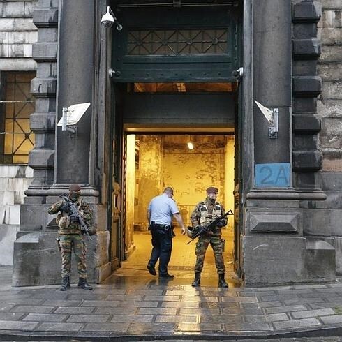 Policías permanecen a las puertas de los juzgados en Bruselas. 