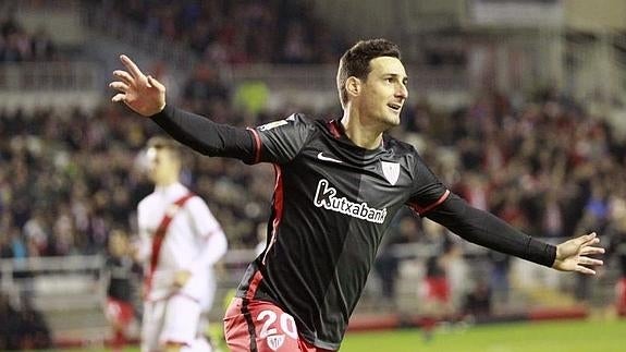 Aduriz celebra uno de los goles. 