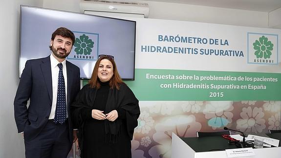 El Dr. Antonio Martorell, dermatólogo del Hospital de Manises de Valencia y Silvia Lobo, paciente y presidenta de ASENDHI.