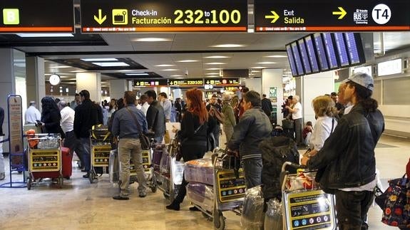 Pasajeros en el aeropuerto de Barajas.