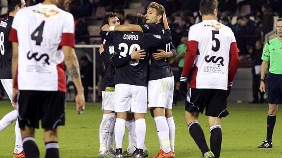 Los jugadores del Sevilla celebran uno de los goles ante el Logroñés. 