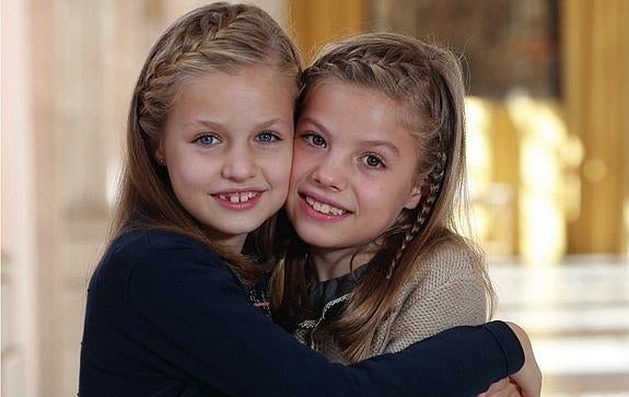 La princesa Leonor y la infanta Sofía, en la felicitación de los Reyes.