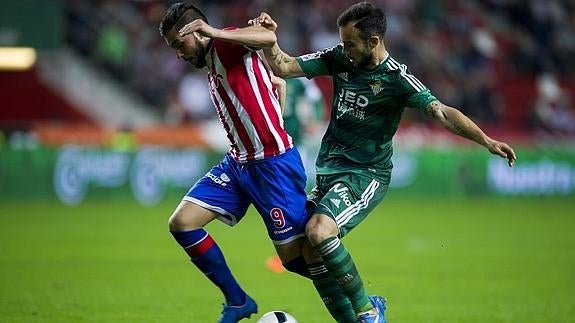 Dos jugadores pelean por la pelota. 