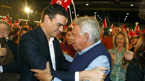 El secretario general del PSOE y candidato a la Presidencia del Gobierno, Pedro Sánchez (i).