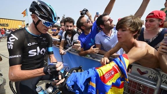 Froome firma a un aficionado.