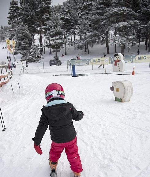 Una esquiadora en la prueba del descenso infantil