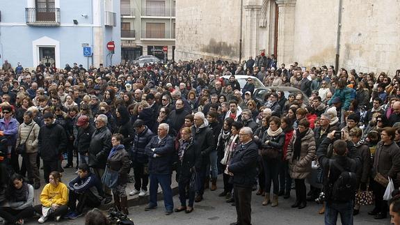 Concentración en Villena en repulsa por el asesinato de una mujer en la localidad.