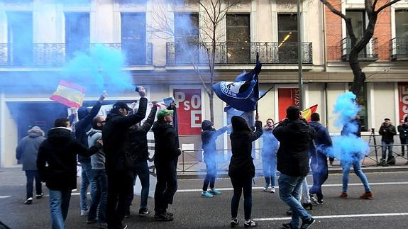 Integrantes de la organización de extrema derecha Hogar Social Madrid se manifiestan ante la sede del PSOE.