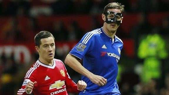 Ander Herrera (i) y Matic, durante el partido. 