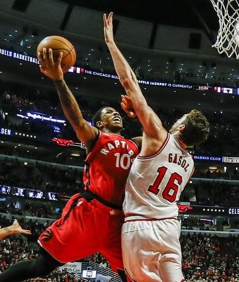 Pau Gasol trata de bloquear a De Rozan.