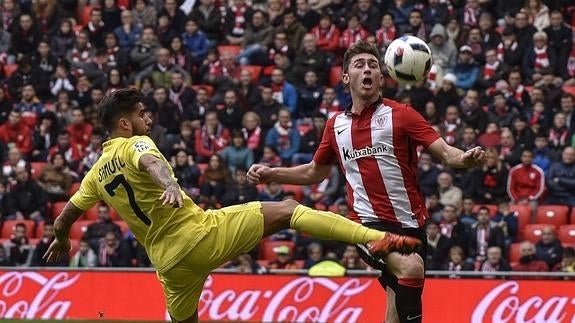 Samu García y Laporte pelean por un balón. 