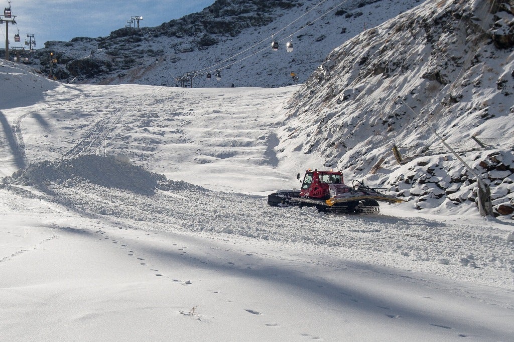 Una máquina pisa-nieves en la pista El Río