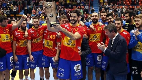 Los 'Hispanos', con el trofeo de campeones. 