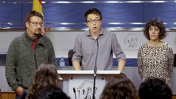 El número dos de Podemos, Íñigo Errejón (c), junto a Alexandra Fernández (En Marea Podemos) y Xavier Domènech (En Comú-Podem).