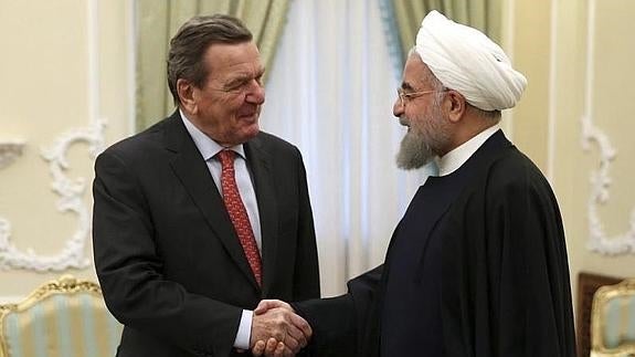 El presidente iraní, Hasán Rohaní (d), recibiendo al excanciller alemán, Gerhard Schröder.