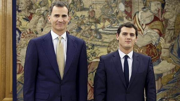 El Rey Felipe recibe al presidente de Ciudadanos, Albert Rivera (d).