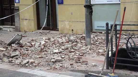 Cascotes en una calle de Melilla.