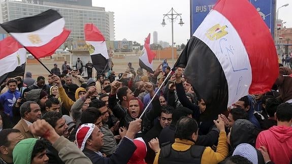 Decenas de personas celebran el aniversario en la plaza de Tahrir.