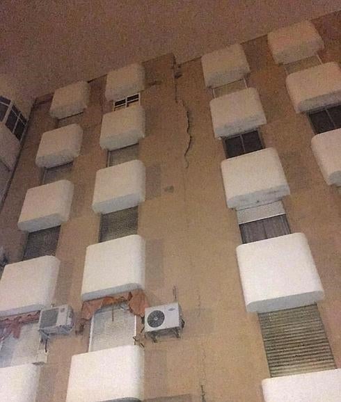 Imagen de un edificio dañado en Melilla por el terremoto. 