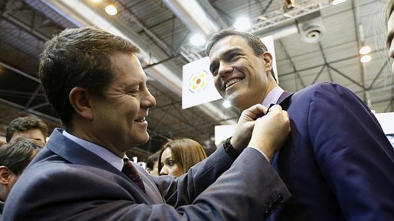 Emiliano García-Page junto a Pedro Sánchez.