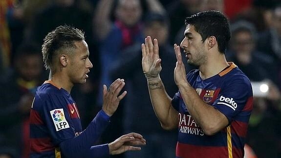 Neymar y Luis Suárez celebran el 1-1.