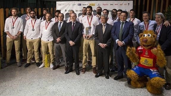 La selección española de balonmano posa. 