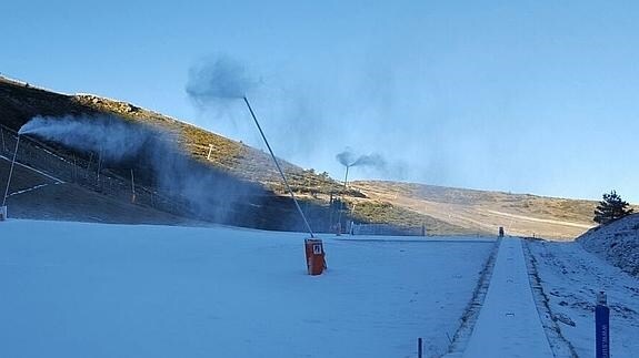 Los cañones de nieve trabajan en la estación de La Pinilla