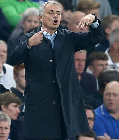 Mourinho da instrucciones. 