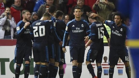 Los jugadores del Real Madrid celebran el gol de Modric ante el Granada. 