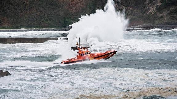 la lancha de Salvamento Marítimo que busca a la pequeña en la playa de Navia. 