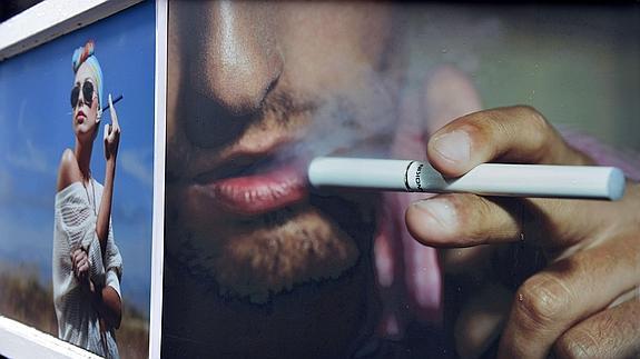 Un hombre saborea un cigarrillo electrónico en un local de Bilbao.