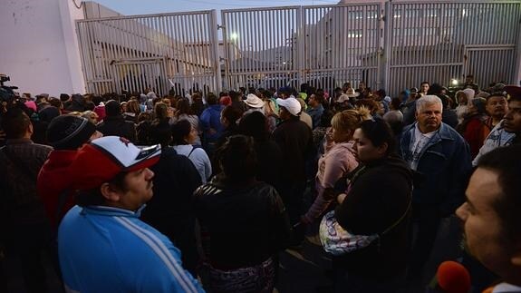 Familiares de los presos se agolpan a las puertas de la cárcel.