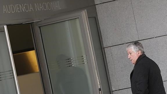 Arturo Fernández, a su llegada ayer a la Audiencia Nacional. 