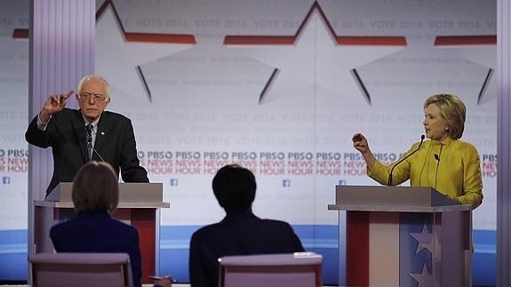 Bernie Sanders y Hillary Clinton, durante el debate. 