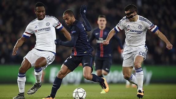 Lucas Moura conduce el balón. 