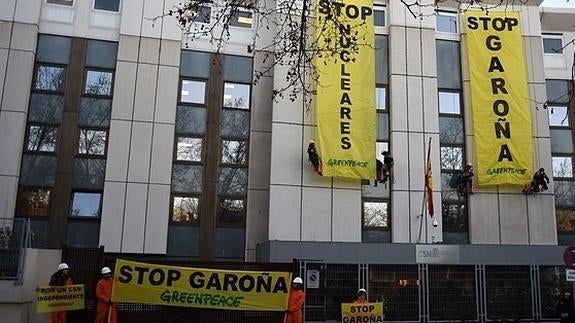 Pancartas de Greenpeace en la fachada del Consejo de Seguridad Nuclear en Madrid. 