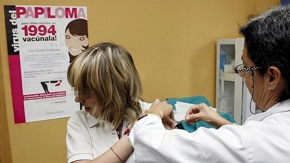 Una niña recibe esta mañana la vacuna contra el virus del papiloma humano  en Alicante. 