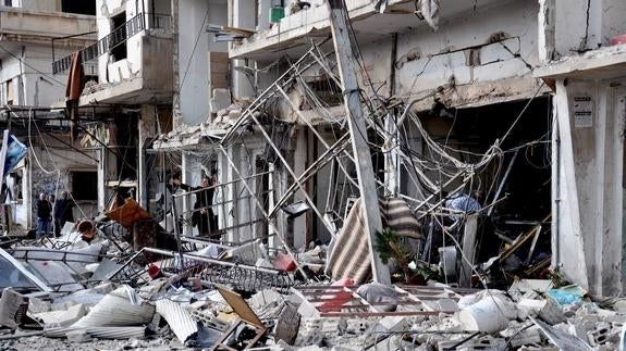 Destrucción causada por un atentado perpetrado el domingo en Homs. 