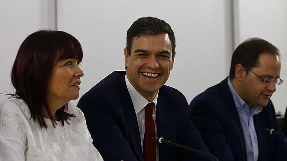 Pedro Sánchez, entre Micaela Navarro y César Luena.