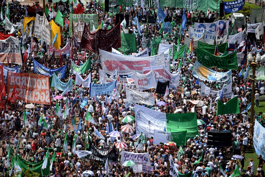 Manifestantes protestan en las calles de Buenos Aires