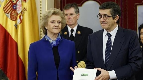 Soledad Becerril ha entregado hoy el informe anual de la institución al presidente del Congreso.